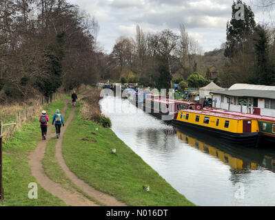 Godalming, Regno Unito. 12th Feb 2022. Meteo UK: Nuvoloso in Godalming. Catteshall Ln, Godalming. 12th febbraio 2022. Una mattina nuvolosa attraverso le contee domestiche oggi. Il fiume Wey a Farncombe Boathouse in Godalming in Surrey. Credit: Jamesjagger/StockimoNews/Alamy Live News Credit: Jamesjagger / StockimoNews/Alamy Live News Foto Stock