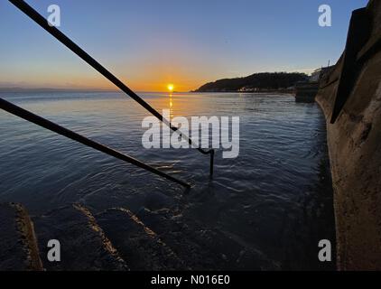 Swansea, Regno Unito, 17/02/2022, la calma prima della tempesta come il sole sorge nel piccolo villaggio di Mumbles vicino Swansea questa mattina sopra un mare calmo. Credit: Phil Rees/StockimoNews/Alamy Live News Foto Stock