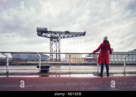 Glasgow, Scozia, Regno Unito. 20th Feb 2022. UK Meteo: Raich Keene si affaccia sul fiume Clyde e Finnieston Crane in una giornata ventosa in cielo a Glasgow, Scozia, Regno Unito. 20th Febbraio, 2022. Credit nidpor/ Alamy Live News Credit: Nidpor/StockimoNews/Alamy Live News Credit: Nidpor/StockimoNews/Alamy Live News Foto Stock