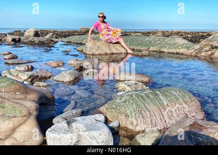 Cornwall, Regno Unito. 19th Mar 2022. UK tempo: Raich Keene godersi il sole dalle piscine di roccia in una giornata di sole a Millook sulla costa nord della Cornovaglia vicino a Bude, Cornovaglia, Regno Unito. 19th marzo 2022. Credit: Nidpor / StockimoNews/Alamy Live News Foto Stock