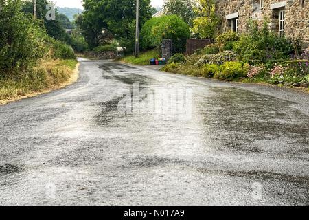 UK Meteo: Wet Lane come benvenuto pioggia rompe l'onda di calore a Doddiscombsleigh, Devon, Regno Unito. 19 luglio 2022. Credit nidpor/ Alamy Live News Credit: Nidpor/StockimoNews/Alamy Live News Foto Stock