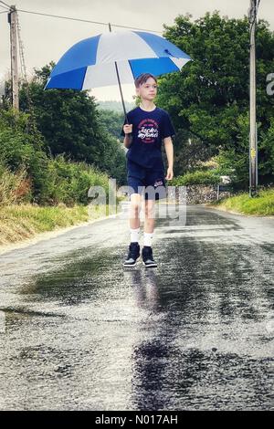 UK Meteo: Short sharp shower as surprise rainfall breaks heatwave in Doddiscombsleigh, Devon, UK. 19 luglio 2022. Credit nidpor/ Alamy Live News Credit: Nidpor/StockimoNews/Alamy Live News Foto Stock