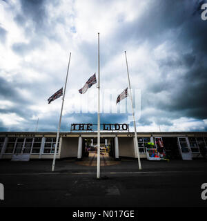 Worthing, Regno Unito. Settembre 9th 2022: Bandiere volano mezzo albero sul lungomare di Worthing al Lido in onore della morte della regina Elisabetta II credito: Julie Edwards/StockimoNews/Alamy Live News Foto Stock