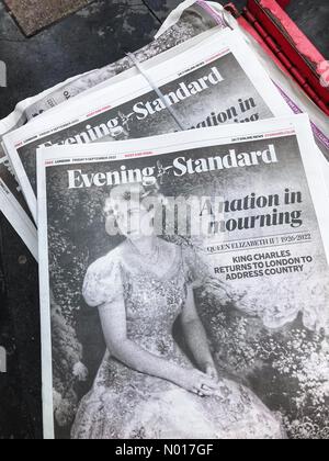 Queen Elizabeth II Newspaper London UK - London UK Venerdì 9th Settembre 2022 - The Evening Standard Newspaper headline una nazione in lutto Foto Stock