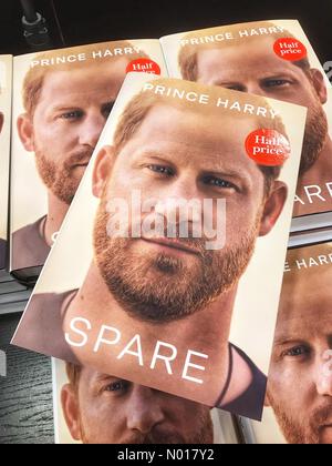 Giorno di pubblicazione - Spare by Prince Harry - Hereford UK - Martedì 10th Gennaio 2023 copie Hardback di Spare by Prince Harry già segnato come metà prezzo in una libreria il giorno di pubblicazione. Foto Stock