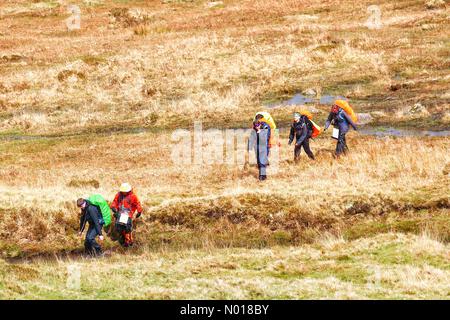 Le squadre completano la sfida annuale dei dieci Tors su Dartmoor. Campo di Okehampton, Devon, Regno Unito. 30 aprile 2023. Credit nidpor Credit: Nidpor/StockimoNews/Alamy Live News Foto Stock