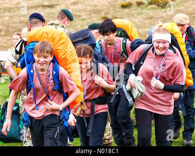 Le squadre completano la sfida annuale dei dieci Tors su Dartmoor. Campo di Okehampton, Devon, Regno Unito. 30 aprile 2023. Credit nidpor Credit: Nidpor/StockimoNews/Alamy Live News Foto Stock