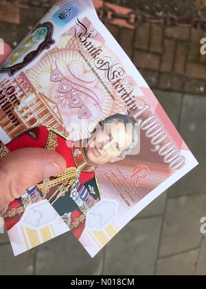 Banconota da re Carlo contro la monarchia - Cardiff Wales - sabato 6th maggio 2023 - Fake King Charles III $£1.000.000 una milione di sterline Banca dell'eternità consegnata da sostenitori repubblicani. Foto Stock