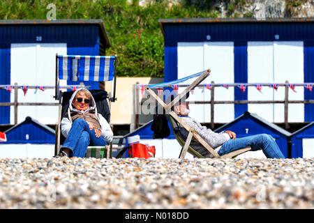 Spiaggia di birra, Devon. 13th maggio 2023. Il tempo del Regno Unito: Rilassarsi sotto il sole alla spiaggia di Beer a Devon, Regno Unito. 13 maggio, 2023. Credit nidpor Credit: Nidpor/StockimoNews/Alamy Live News Foto Stock