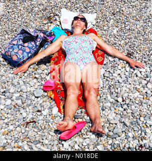 Spiaggia di birra, Devon. 13th maggio 2023. Il tempo del Regno Unito: Raich Keene prendere il sole in una splendida spiaggia di birra a Devon, Regno Unito. 13 maggio, 2023. Credit nidpor Credit: Nidpor/StockimoNews/Alamy Live News Foto Stock