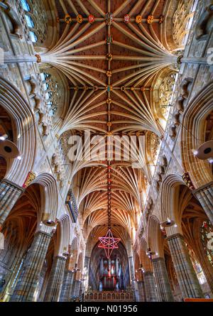 Exeter, Devon, Regno Unito. 25 settembre 2023. Light of Hope Star dello scultore Peter Walker. Splendida installazione in acciaio e stelle al neon si trova nella maestosa navata della cattedrale di Exeter. La volta in pietra del XIV secolo che forma la navata e il soffitto tranquillo è una delle glorie della Cattedrale di Exeter. È la volta in pietra medievale continua più lunga del mondo. Le costole irradianti sembrano un viale di rami di palma ad arco. Questo tipo di volte è noto come «tierceron». Crediti: Nidpor/StockimoNews/Alamy Live News Foto Stock