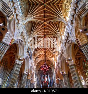 Exeter, Devon, Regno Unito. 25 settembre 2023. Light of Hope Star dello scultore Peter Walker. Splendida installazione in acciaio e stelle al neon si trova nella maestosa navata della cattedrale di Exeter. La volta in pietra del XIV secolo che forma la navata e il soffitto tranquillo è una delle glorie della Cattedrale di Exeter. È la volta in pietra medievale continua più lunga del mondo. Le costole irradianti sembrano un viale di rami di palma ad arco. Questo tipo di volte è noto come «tierceron». Crediti: Nidpor/StockimoNews/Alamy Live News Foto Stock