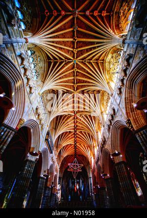 Exeter, Devon, Regno Unito. 25 settembre 2023. Light of Hope Star dello scultore Peter Walker. Splendida installazione in acciaio e stelle al neon si trova nella maestosa navata della cattedrale di Exeter. La volta in pietra del XIV secolo che forma la navata e il soffitto tranquillo è una delle glorie della Cattedrale di Exeter. È la volta in pietra medievale continua più lunga del mondo. Le costole irradianti sembrano un viale di rami di palma ad arco. Questo tipo di volte è noto come «tierceron». Crediti: Nidpor/StockimoNews/Alamy Live News Foto Stock