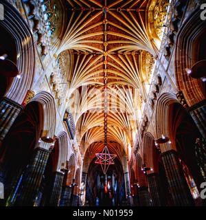 Exeter, Devon, Regno Unito. 25 settembre 2023. Light of Hope Star dello scultore Peter Walker. Splendida installazione in acciaio e stelle al neon si trova nella maestosa navata della cattedrale di Exeter. La volta in pietra del XIV secolo che forma la navata e il soffitto tranquillo è una delle glorie della Cattedrale di Exeter. È la volta in pietra medievale continua più lunga del mondo. Le costole irradianti sembrano un viale di rami di palma ad arco. Questo tipo di volte è noto come «tierceron». Crediti: Nidpor/StockimoNews/Alamy Live News Foto Stock