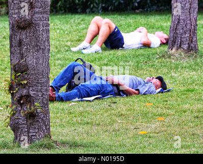 Tempo nel Regno Unito: Bagnanti diurni a Regents Park, Londra, Regno Unito. 27 settembre 2023. Credit nidpor Foto Stock