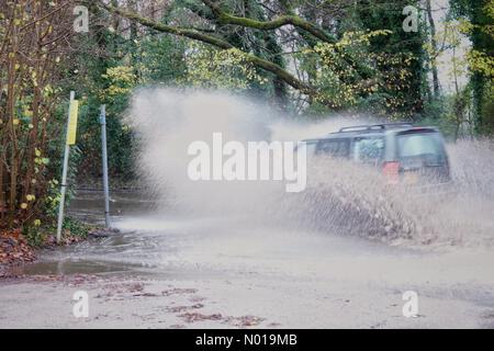 Tempo nel Regno Unito: Inondazioni a Godalming. Station Lane, Godalming. 9 dicembre 2023. Forti piogge in tutte le contee di questa mattina. Un veicolo che attraversa le acque alluvionali a Godalming nel Surrey. Crediti: Jamesjagger/StockimoNews/Alamy Live News Foto Stock