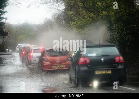 Tempo nel Regno Unito: Inondazioni a Godalming. Station Lane, Godalming. 9 dicembre 2023. Forti piogge in tutte le contee di questa mattina. Un veicolo che attraversa le acque alluvionali a Godalming nel Surrey. Crediti: Jamesjagger/StockimoNews/Alamy Live News Foto Stock