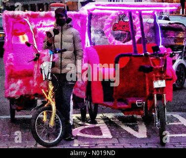 Londra, Regno Unito. 16 dicembre 2023. Venditore di biciclette natalizie in attesa dei clienti al Covent Garden, Londra. 16 dicembre 2023. Credito nidpor: Nidpor / StockimoNews/Alamy Live News Foto Stock