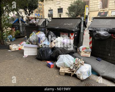 Roma, Italia. 26 dicembre 2023. Grandi pile di rifiuti natalizi accanto ai bidoni di riciclaggio credito: amer ghazzal/StockimoNews/Alamy Live News Foto Stock