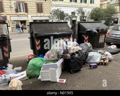 Roma, Italia. 26 dicembre 2023. Grandi pile di rifiuti natalizi accanto ai bidoni di riciclaggio credito: amer ghazzal/StockimoNews/Alamy Live News Foto Stock