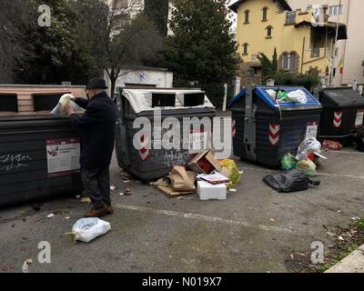 Roma, Italia. 26 dicembre 2023. Grandi pile di rifiuti natalizi accanto ai bidoni di riciclaggio credito: amer ghazzal/StockimoNews/Alamy Live News Foto Stock