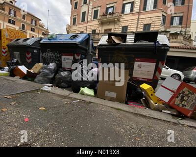 Roma, Italia. 26 dicembre 2023. Grandi pile di rifiuti natalizi accanto ai bidoni di riciclaggio credito: amer ghazzal/StockimoNews/Alamy Live News Foto Stock