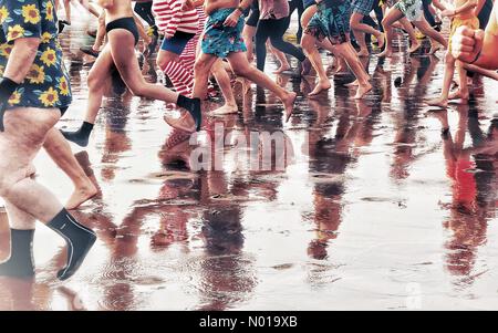 Riflessi di nuotatori colorati al bagno di Santo Stefano. Teignmouth, Devon, Regno Unito. 26 dicembre 2023. Credito nidpor: Nidpor/StockimoNews/Alamy Live News Foto Stock