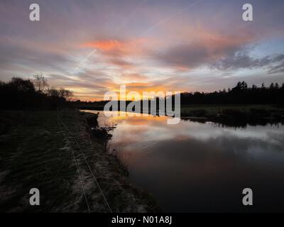 Tempo nel Regno Unito: Alba su Godalming. Thundry Meadows, Godalming. 20 gennaio 2024. Un inizio bellissimo ma gelido per il fine settimana delle contee nazionali. Alba sul fiume Wey a Godalming. Crediti: Jamesjagger/StockimoNews/Alamy Live News Foto Stock