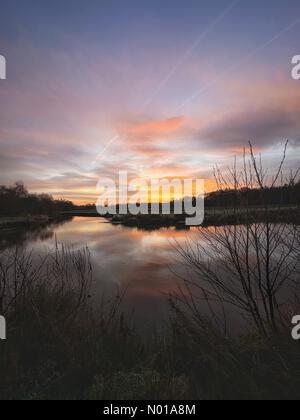 Tempo nel Regno Unito: Alba su Godalming. Thundry Meadows, Godalming. 20 gennaio 2024. Un inizio bellissimo ma gelido per il fine settimana delle contee nazionali. Alba sul fiume Wey a Godalming. Crediti: Jamesjagger/StockimoNews/Alamy Live News Foto Stock