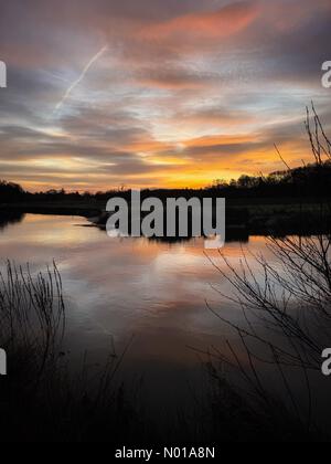 Tempo nel Regno Unito: Alba su Godalming. Thundry Meadows, Godalming. 20 gennaio 2024. Un inizio bellissimo ma gelido per il fine settimana delle contee nazionali. Alba sul fiume Wey a Godalming. Crediti: Jamesjagger/StockimoNews/Alamy Live News Foto Stock