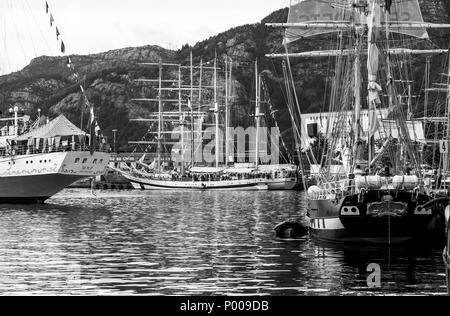 Tall Ships Race 2008. Bergen, Norvegia. La piazza russa Mir truccate, messicano 3 masted barque Cuauhtemoc e svedese gaff schooner Constantia Foto Stock