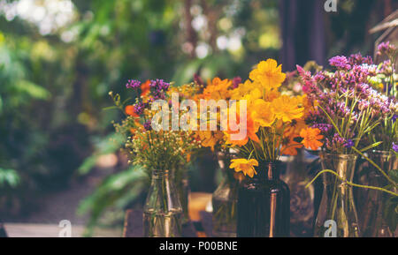 Fiori colorati all'aperto sul tavolo da caffè Foto Stock