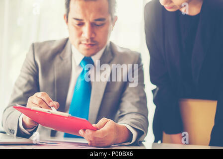 Imprenditore ispanica azienda carte mani e sorridente.giovane team di collaboratori di grande discussione aziendale nel moderno ufficio coworking.Il lavoro di squadra peo Foto Stock