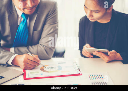 Imprenditore ispanica azienda carte mani e sorridente.giovane team di collaboratori di grande discussione aziendale nel moderno ufficio coworking.Il lavoro di squadra peo Foto Stock