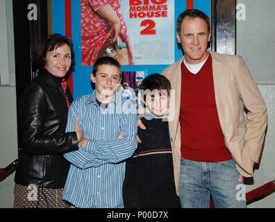 Il contrassegno Moses e la famiglia di arrivare al grande mamma'S HOUSE 2 Premiere al Chinese Theatre di Los Angeles. 25 gennaio 2006.MosesMark family275 evento nella vita di Hollywood - California, tappeto rosso Evento, STATI UNITI D'AMERICA, industria cinematografica, celebrità, fotografia, Bestof, arte cultura e intrattenimento, celebrità moda, migliori della vita di Hollywood, evento nella vita di Hollywood - California, moquette rossa e dietro le quinte, musica celebrità, Topix, coppia, famiglia ( marito e moglie ) e i bambini- figli, fratelli e sorelle inchiesta tsuni@Gamma-USA.com, Credito Tsuni / USA, 2006-2009 Foto Stock