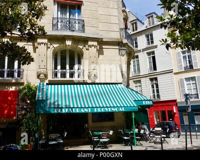 Quasi vuoto terrazza esterna al Chez Janou ristorante in un angolo ombreggiato del Marais, Parigi, Francia Foto Stock