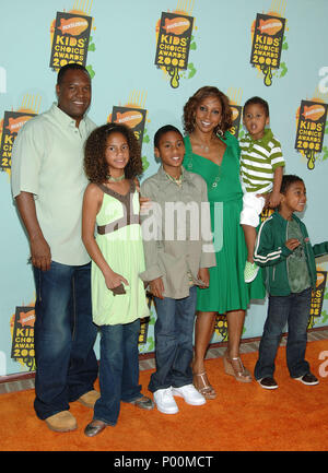 Holly Robinson-Peete con mio marito e i ragazzi @ 2008 NickekOdeon' S Kids Choice Awards a UCLA Pauley padiglioni in Los Angeles. per tutta la lunghezza il contatto visivo sorriso Robinson-PeeteHolly Family 15 evento nella vita di Hollywood - California, tappeto rosso Evento, STATI UNITI D'AMERICA, industria cinematografica, celebrità, fotografia, Bestof, arte cultura e intrattenimento, celebrità moda, migliori della vita di Hollywood, evento nella vita di Hollywood - California, moquette rossa e dietro le quinte, musica celebrità, Topix, coppia, famiglia ( marito e moglie ) e i bambini- figli, fratelli e sorelle inchiesta tsuni@Gamma-USA.com, Credito Tsuni / USA, 2006 Foto Stock