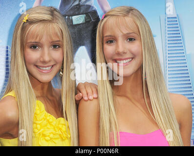 Milly e Becky Rosso - Monsters vs Aliens Premiere al Amphitheatre di Gibson alla Universal Studio in Los Angeles.RossoMilly Becky 21 evento nella vita di Hollywood - California, tappeto rosso Evento, STATI UNITI D'AMERICA, industria cinematografica, celebrità, fotografia, Bestof, arte cultura e intrattenimento, celebrità moda, migliori della vita di Hollywood, evento nella vita di Hollywood - California, moquette rossa e dietro le quinte, musica celebrità, Topix, coppia, famiglia ( marito e moglie ) e i bambini- figli, fratelli e sorelle inchiesta tsuni@Gamma-USA.com, Credito Tsuni / USA, 2006-2009 Foto Stock