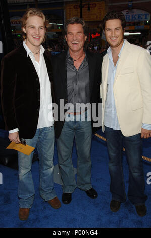 Kurt Russell con figlio (sinistra) Wyatt e Passo Son Oliver Hudson che arrivano al POSEIDON Premiere al Chinese Theatre di Los Angeles. Maggio 10, 2006.RussellKurt Wyatt Oliver003 evento nella vita di Hollywood - California, tappeto rosso Evento, STATI UNITI D'AMERICA, industria cinematografica, celebrità, fotografia, Bestof, arte cultura e intrattenimento, celebrità moda, migliori della vita di Hollywood, evento nella vita di Hollywood - California, moquette rossa e dietro le quinte, musica celebrità, Topix, coppia, famiglia ( marito e moglie ) e i bambini- figli, fratelli e sorelle inchiesta tsuni@Gamma-USA.com, Credito Tsuni / USA, 2006-2009 Foto Stock