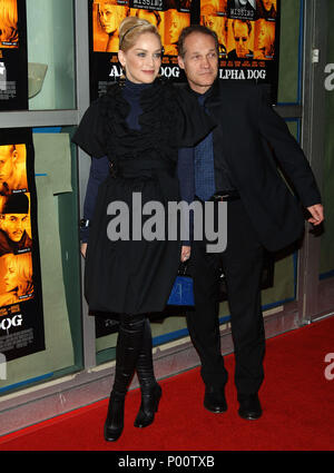 Sharon Stone e Jay Acovone arrivando al cane alfa Premiere al Arclight Theatre di Los Angeles. Gennaio 3, 2007 a piena lunghezza StoneSharon AcovoneJay006 evento nella vita di Hollywood - California, tappeto rosso Evento, STATI UNITI D'AMERICA, industria cinematografica, celebrità, fotografia, Bestof, arte cultura e intrattenimento, celebrità moda, migliori della vita di Hollywood, evento nella vita di Hollywood - California, moquette rossa e dietro le quinte, musica celebrità, Topix, coppia, famiglia ( marito e moglie ) e i bambini- figli, fratelli e sorelle inchiesta tsuni@Gamma-USA.com, Credito Tsuni / USA, 2006-2009 Foto Stock