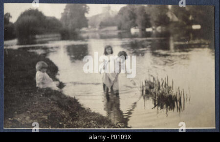 . Tre bambini sconosciuto a giocare nel fiume Tamigi, da Lady Ottoline Morrell (morto nel 1938). Vedere il sito Web di origine per ulteriori informazioni. . 1914. Lady Ottoline Morrell (morto 1938) 100 tre bambini sconosciuto a giocare nel fiume Tamigi da Lady Ottoline Morrell Foto Stock