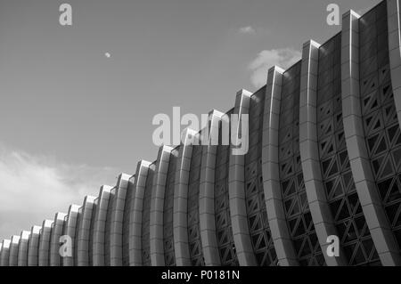 Contemporanea facciata geometrica di un edificio con linee ondulate. Foto Stock