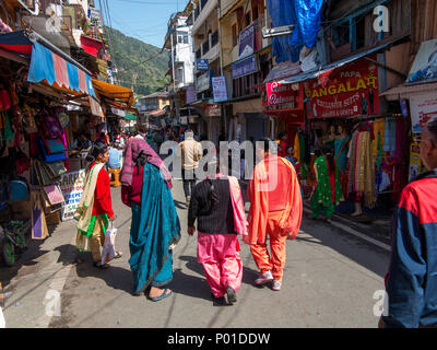 Scena di strada a Bara Bazar, Nainital, Uttarakhand, India Foto Stock