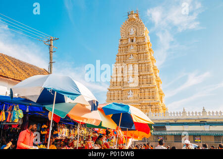 Mysore, India - 30 Dicembre 2017 : Sri Chamundeshwari Tempio e strada del mercato Foto Stock