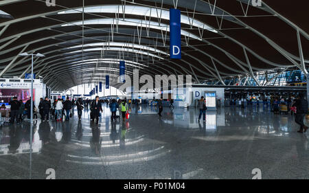 Shanghai, Cina - 6 Dicembre 2014: i passeggeri sono nella sala partenze dell'Aeroporto Internazionale di Shanghai Pudong Foto Stock