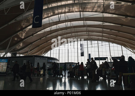 Shanghai, Cina - 6 Dicembre 2014: i passeggeri sono in attesa in linea per l'imbarco nella sala di attesa dell'Aeroporto Internazionale di Shanghai Pudong. Dark torna li Foto Stock