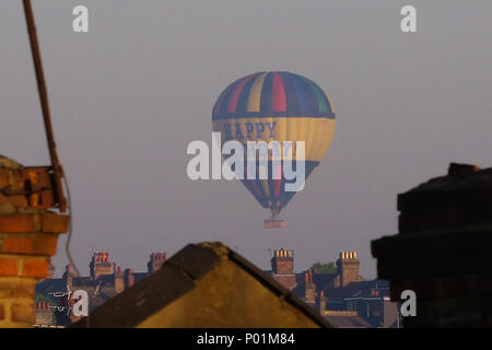 Un "Buon Compleanno" mongolfiera passa al di sopra di Londra nord nelle prime ore della mattina di martedì. Dotato di: atmosfera, vista in cui: Londra, Regno Unito quando: 08 maggio 2018 Credit: Dinendra Haria/WENN Foto Stock