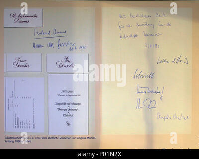 . Deutsch: Gästebucheintrag Hotel Elephant: am 16.09.1990: Roland Dumas+Hans-Dietrich GENSCHER; am 09.06.1991: Lothar de Maiziere+Wolfgang Schäuble?+Kurt Biedenkopf+Volker Rühe?+Angela Merkel, Markt 19, Weimar, Deutschland inglese: guest book Hotel Elephant: Settembre 16, 1990: Roland Dumas+Hans-Dietrich GENSCHER; 09 Giugno 1991: Lothar de Maiziere+Wolfgang Schäuble?+Kurt Biedenkopf+Volker Rühe?+Angela Merkel, Markt 19, Weimar, Germania . Il 16 luglio 2010. OTFW, Berlin 1 Gedenktafel Markt 19 (Weimar) Hotel Elephant 9 Foto Stock