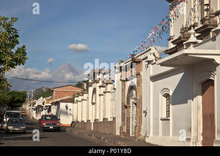 La chiesa e il vulcano, Comala, Messico Foto Stock