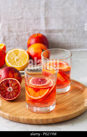 Agrumi acqua infusa con fette di frutta. Bevande stagionali concept Foto Stock